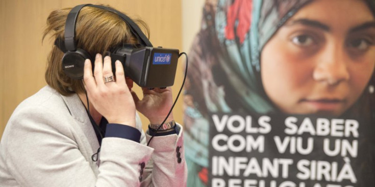 Trini Marín, cònsol major d’Escaldes-Engordany, amb unes ulleres de realitat virtual al saló, ahir.