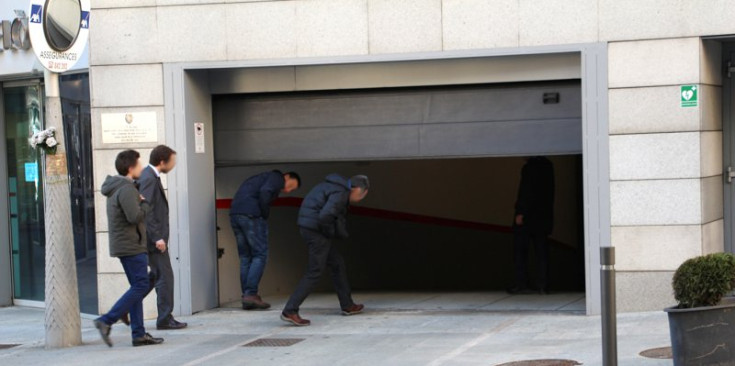 Els investigadors entren al garatge de l’edifici comunal del Molí, a Sant Julià de Lòria.