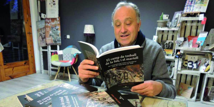 Jordi Nistal amb un exemplar del seu llibre, a casa seva.