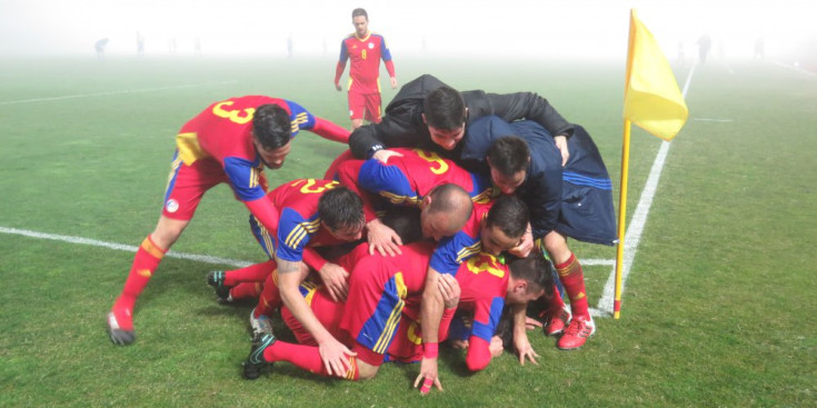 Els jugadors andorrans celebren el segon gol, obra de Cristian.