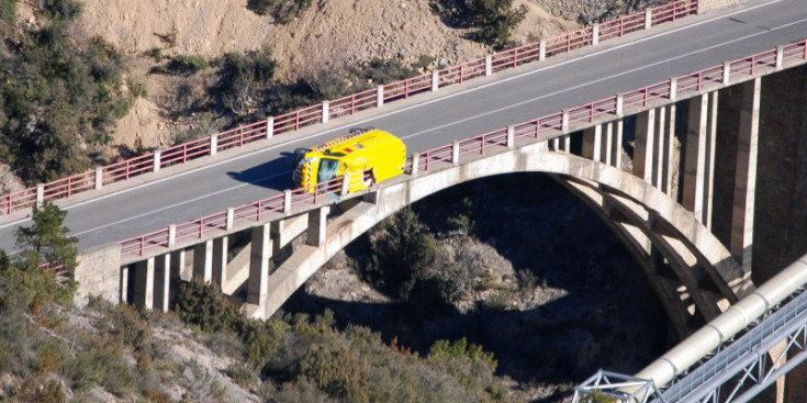 La furgoneta d’obres públiques bolcada al pont de Peramola.