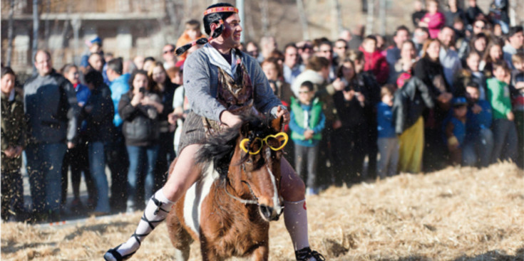 Un dels joves participants al Ball de l'Ossa d'Encamp, ahir