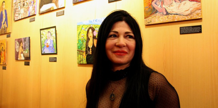 Alejandra Pereyra, a la sala BingoArt amb la seva obra exposada.