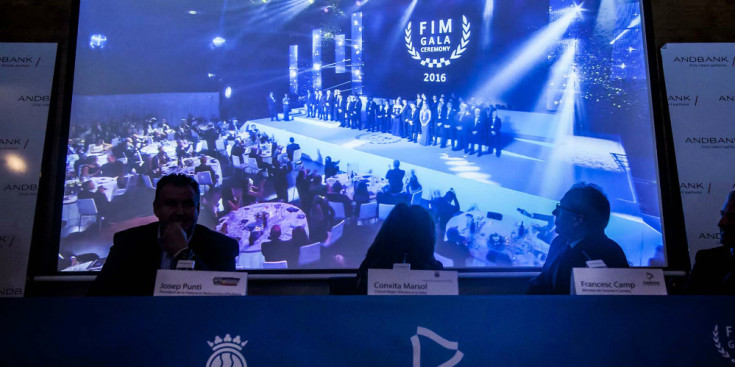 Punti, Marsol i Camp visionen un vídeo de la Gala de la FIM 2016 durant l’acte de presentació oficial de l’edició 2017, ahir a Andbank.