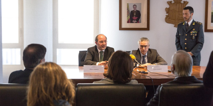 Alberca i Roberti durant la signatura de l’acord al Consell Superior de Justícia, ahir.