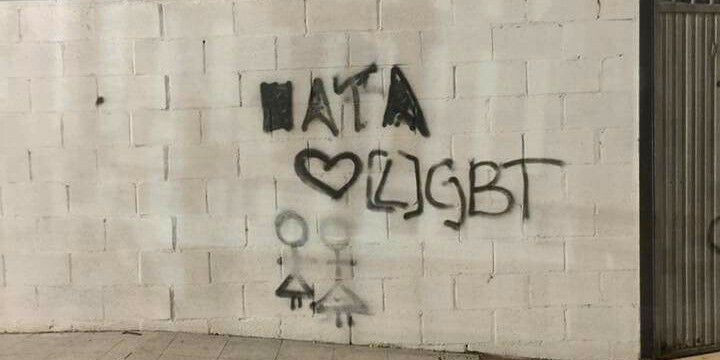 Pintada homòfoba apareguda al Parc Central, ahir.