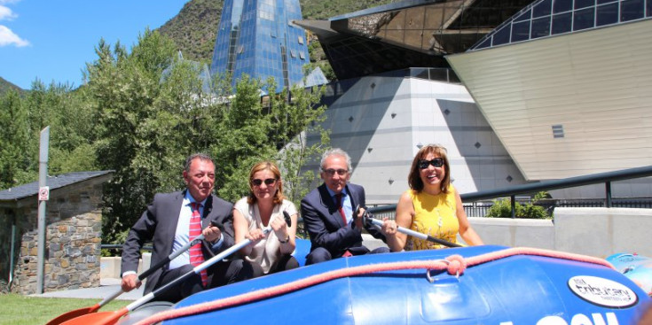 El ministre de Turisme i Comerç, Francesc Camp, amb els cònsols de Sant Julià de Lòria, Andorra la Vella i Escaldes, durant la presentació del projecte de ràfting.