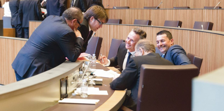 Parlamentaris liberals, entre ells Costa i Camp, en l’última sessió del Consell General.