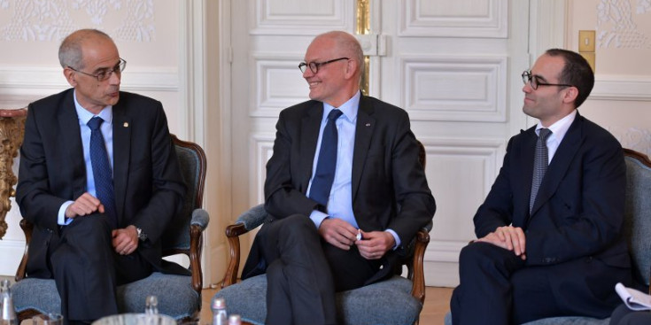 El cap de Govern, Toni Martí, el ministre d’Estat de Mònaco, Serge Telle, i el ministre d’Exteriors de San Marino, Nicola Renzi, durant la reunió.