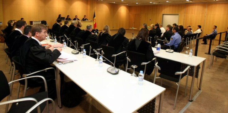Advocats, tribunal i processats durant la celebració d’un macrojudici en una sala del Centre de Congressos d’Andorra la Vella.