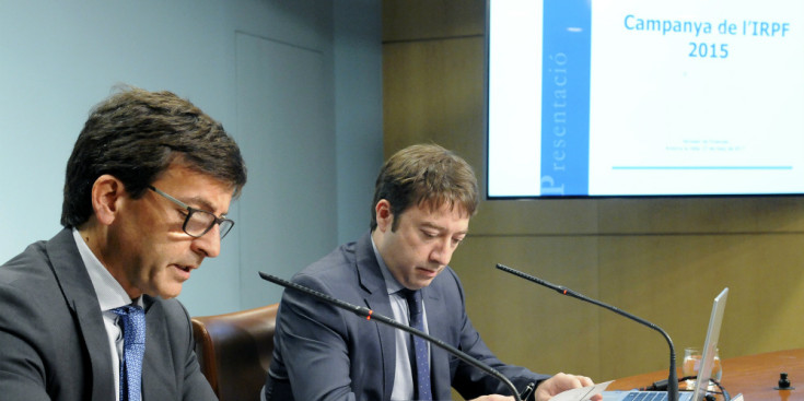 Cinca i Hinojosa durant la presentació de la campanya de l’IRPF 2015, ahir a l’edifici Administratiu del Govern.