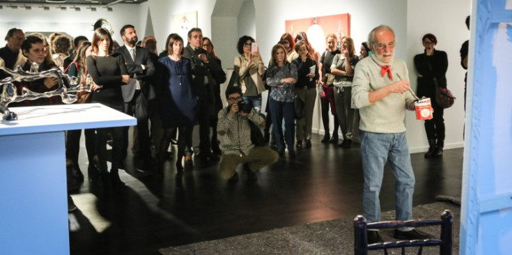 Eduard Arranz-Bravo ofereix una performance abans de la inauguració oficial de la seva exposició a Artalroc.