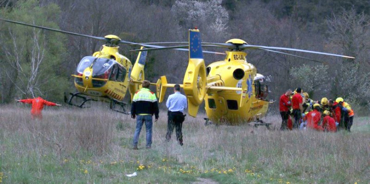 Els equips mèdics es disposen a introduir les dues nenes en els helicòpters per ser traslladades, ahir.