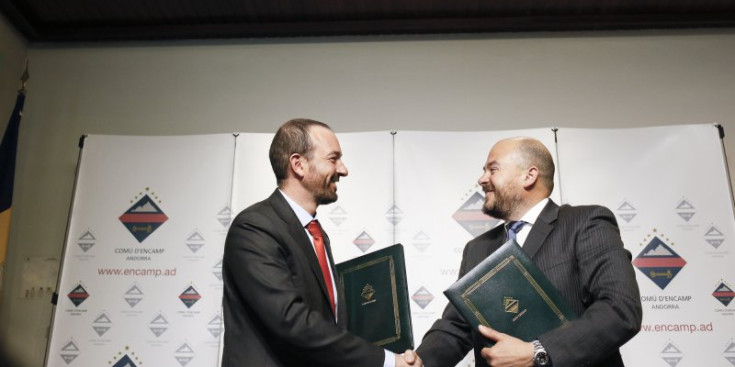 El ministre d’Ordenament Territorial i el cònsol major d’Encamp signen l’acord dels terrenys de l’aeroport.