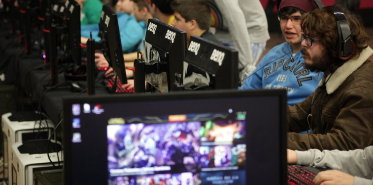 Diversos jugadors, de cara als ordinadors al Saló del Videojoc.