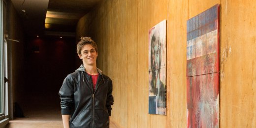 Darrere de Domènec Montané, el mural amb un jove Che estudiantil.