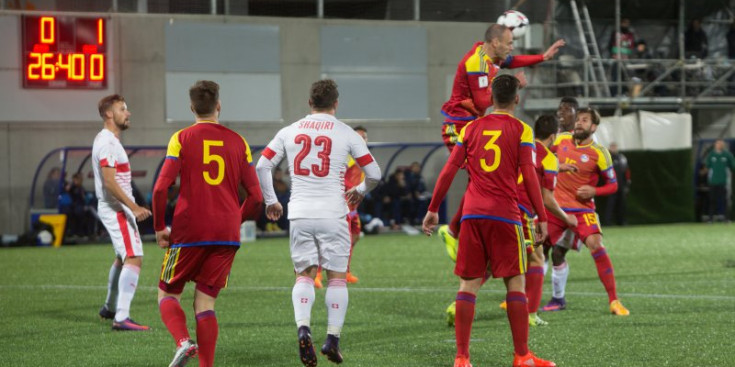 Lima rebutja amb el cap una centrada en el partit contra Suïssa.