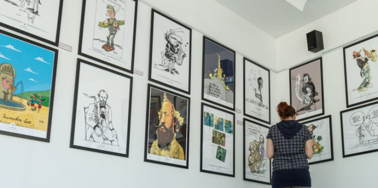 Una dona visita l’exposició dedica al creador del saxo, ahir al Museu la Massana Còmic.