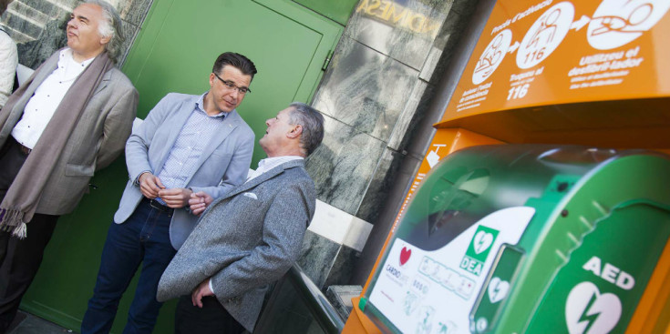 Duró, Pons i Binsted durant la inauguració del nou desfibril·lador autònom, ahir a la plaça de la Rotonda.