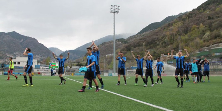 Els jugadors de l’Inter celebren l’empat al darrer instant contra el Penya Encarnada.