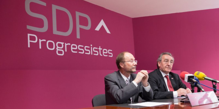 El conseller d’SDP, Víctor Naudi, al costat del president de la formació, Jaume Bartumeu, ahir.