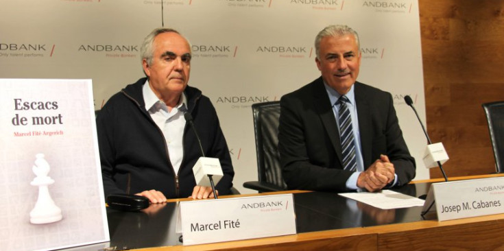 L’escriptor Marcel Fité i el sotsdirector general d’Andbank, Josep Maria Cabanes, ahir.
