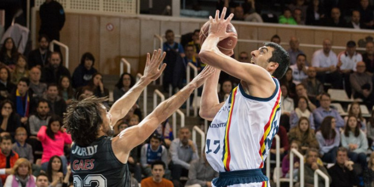 Grimau no pot evitar la cistella de Shermadini en el partit contra l’Estudiantes.