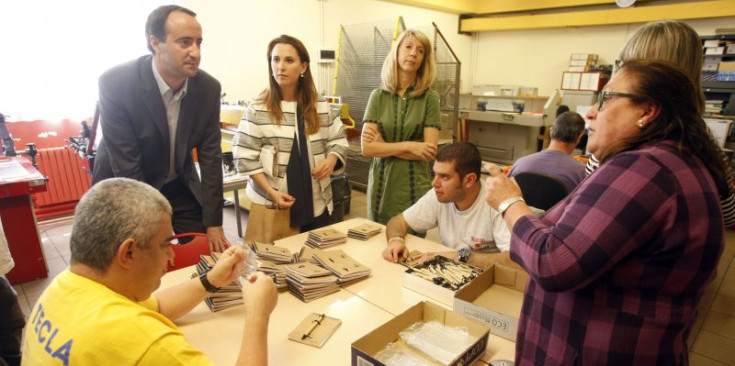 El cònsol de la Massana, David Baró, visita els usuaris de l’Escola de Meritxell durant un taller de manualitats.
