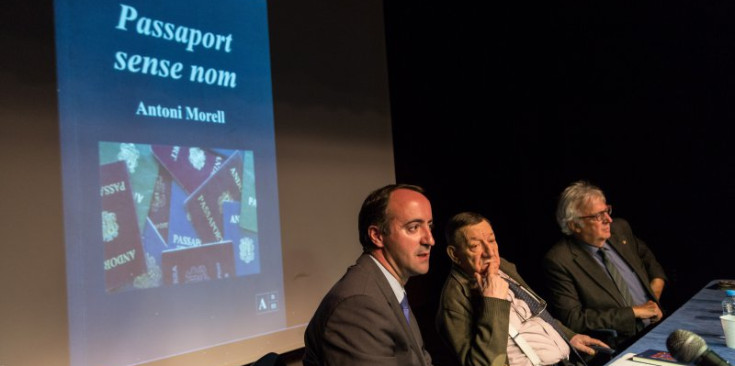 D’esquerra a dreta, el cònsol David Baró, l’escriptor Antoni Morell i l’ex-cap de Govern Marc Forné, ahir.