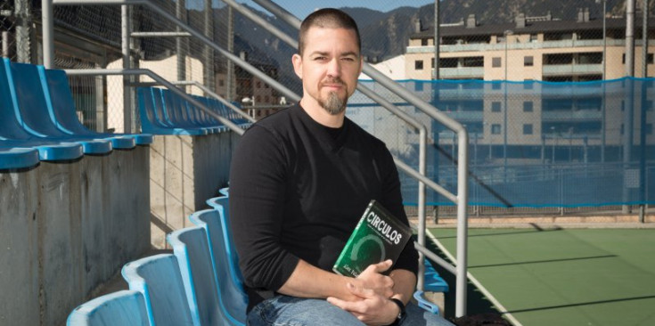L'escriptor Alex Puig Linares, amb la novel·la 'Círculos'.