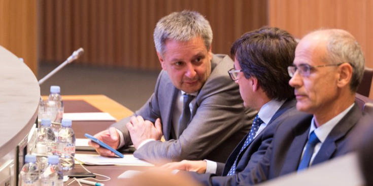 El ministre d’Afers Exteriors, Gilbert Saboya, conversa amb el responsable de la cartera de Finances, Jordi Cinca.