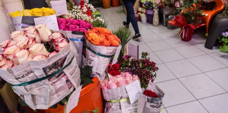 Una floristeria del país exposa les roses de Sant Jordi, ahir.