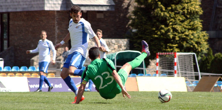 La UE Santa Coloma i l'FC Santa Coloma s'ho juguen tot diumenge. FOTO: S. CASALS / FAF