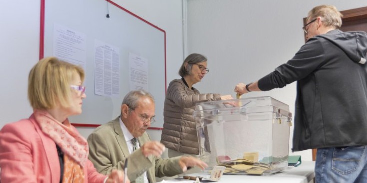 Un resident francès diposita el seu vot a l’ambaixada francesa, ahir.