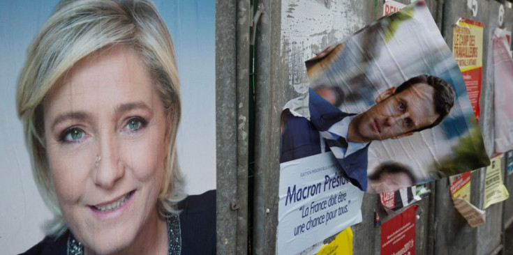 Cartells de la campanya electoral francesa penjats aquest diumenge a Henin-Beaumont: en primer terme, Marine Le Pen, i al costat, Emmanuel Macron.