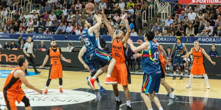 David Jelinek llança a cistella en el partit contra el Montakit Estudiantes.