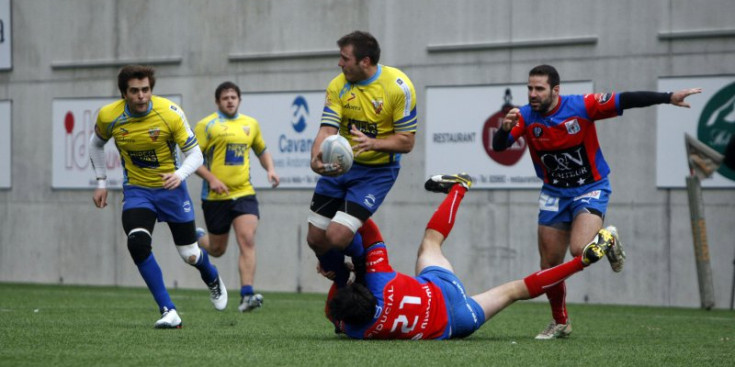 Alieu porta l’oval i és frenat per un rival en un partit del VPC.