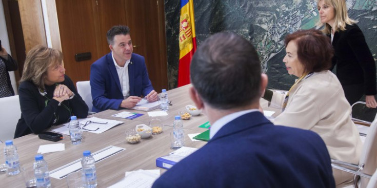 Els cònsols de la capital amb els delegats europeus, ahir.