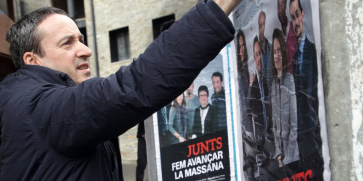 La penjada de cartells de 'Junts' a les eleccions generals, al febrer de l'any passat.