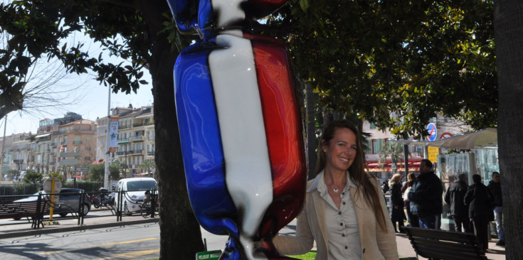 Laurence Jenkell amb un caramel amb la bandera francesa.