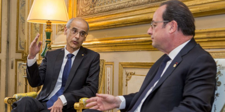 Toni Martí i François Hollande conversen al Palau de l’Elisi, a París, ahir.
