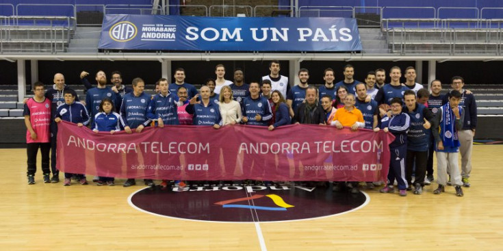 La foto de família a l'acabament de la jornada de bàsquet, ahir al Poliesportiu.