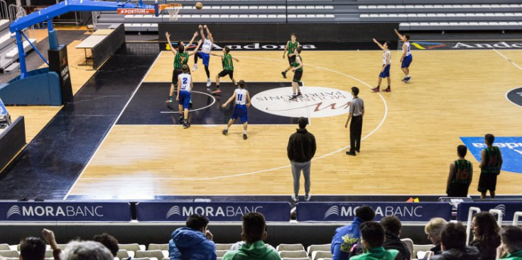 Un dels partits del TIM Andorra disputat ahir al Poliesportiu.