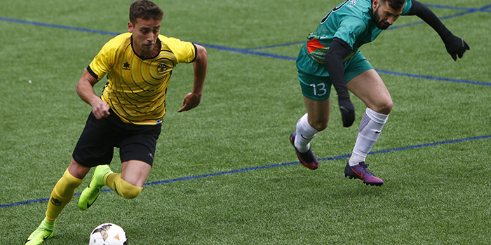 Víctor Bernat amb la pilota en una acció del partit UE-Tic Tapa d'ahir a la Borda Mateu.