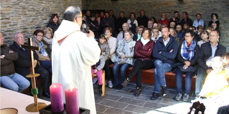 El ministre Torres, assegut a primera fila, ahir a Sant Jaume dels Cortals.