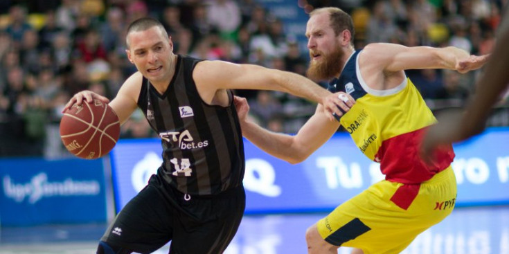 Schreiner defensa Salgado al partit de Miribilla.