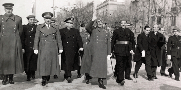 Passejada del general Franco pels carrers de Barcelona després de la desfilada del 26 de gener, acompanyat pels seus ajudants i les autoritats locals i provincials. Miguel Mateu i Pla és a la dreta del dictador, amb bastó. La imatge va ser presa el 26 de 