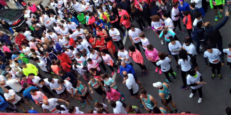 Participants de la cursa l’any passat abans de prendre la sortida.