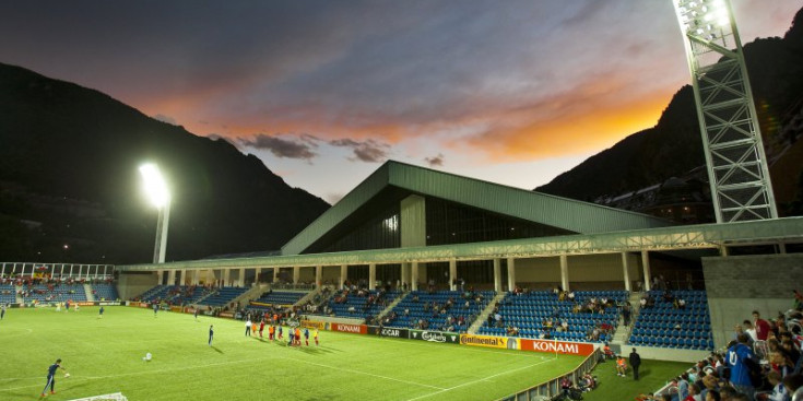 Escalfament previ d’un partit de la selecció a l’Estadi Nacional.