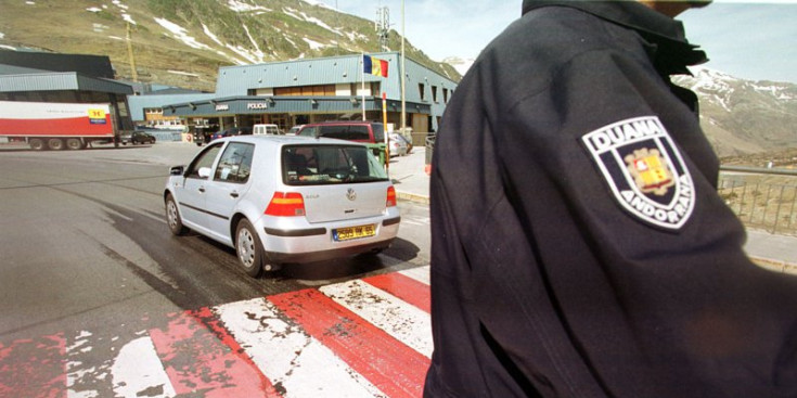 Un agent de duana a la frontera del Pas de la Casa.